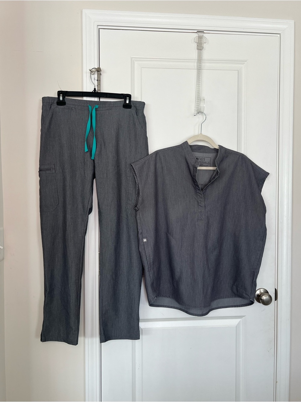 FIGS Rafaela Scrub 2 Piece Set Women's Sz M Gray Top & Pants Nursing Uniform Med